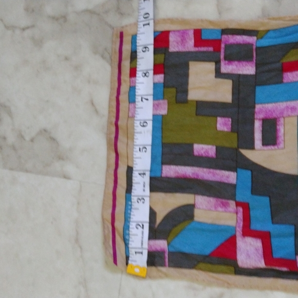 Elaine Gold scarf. - Picture 5 of 5